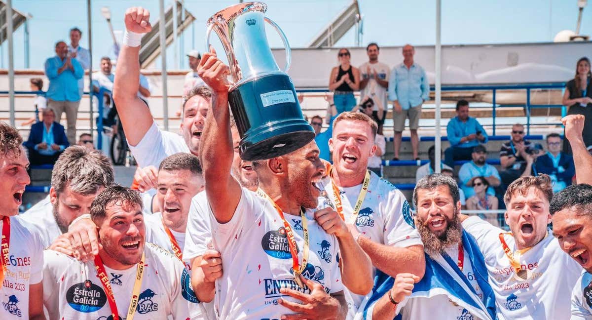 Kalo Kalo Gavidi, capitán del VRAC, levanta la Copa del Rey./Sara Cabezas / VRAC