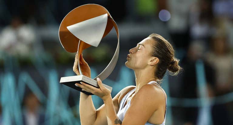 Aryna Sabalenka besa la copa del Mutua Madrid Open 2023.