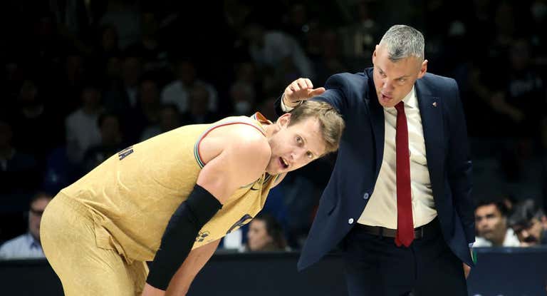 Sarunas Jasilevicius da instrucciones a Jan Vesely.