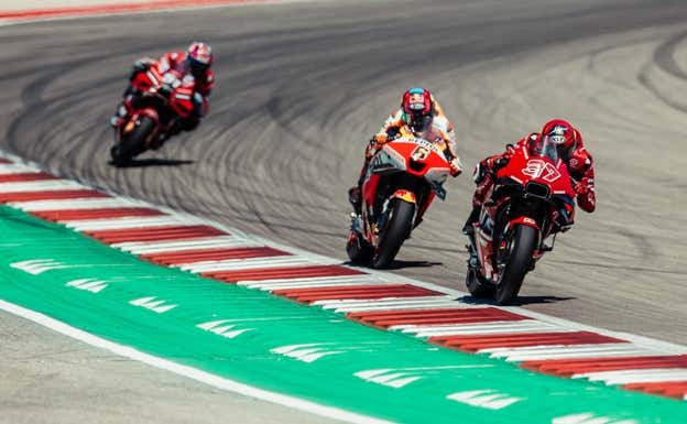Augusto Fernández, en primer término, durante el GP de Las Américas de MotoGP 2023.  GasGas