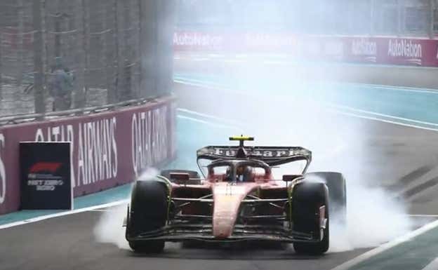 Blocada de neumáticos de Carlos Sainz antes de entrar al pitlane del GP de Miami.  F1