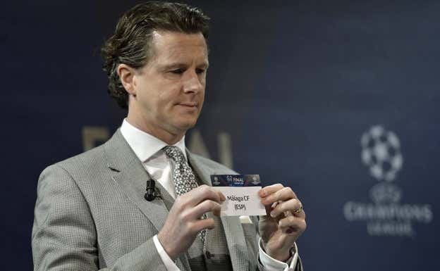 McManaman sacó la papeleta del Málaga, en el sorteo de cuartos de final de la Champions de la temporada 2012-13. EFE