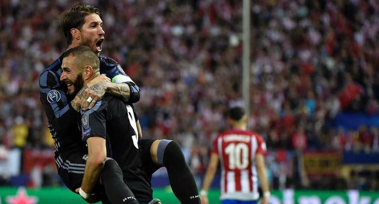 Karim Benzema sostiene a Sergio Ramos después de su jugadón en el Vicente Calderón (2017).