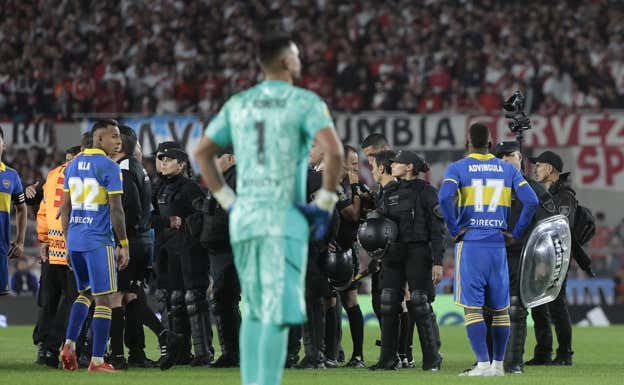 La policía interviene al término del Superclásico tras la pelea entre River y Boca. EFE
