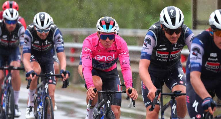 Remco Evenepoel escoltado por el resto del Soudal-Quick Step.