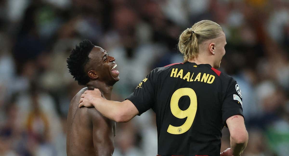 Haaland bromea con Vinicius al final del partido de ida./Reuters