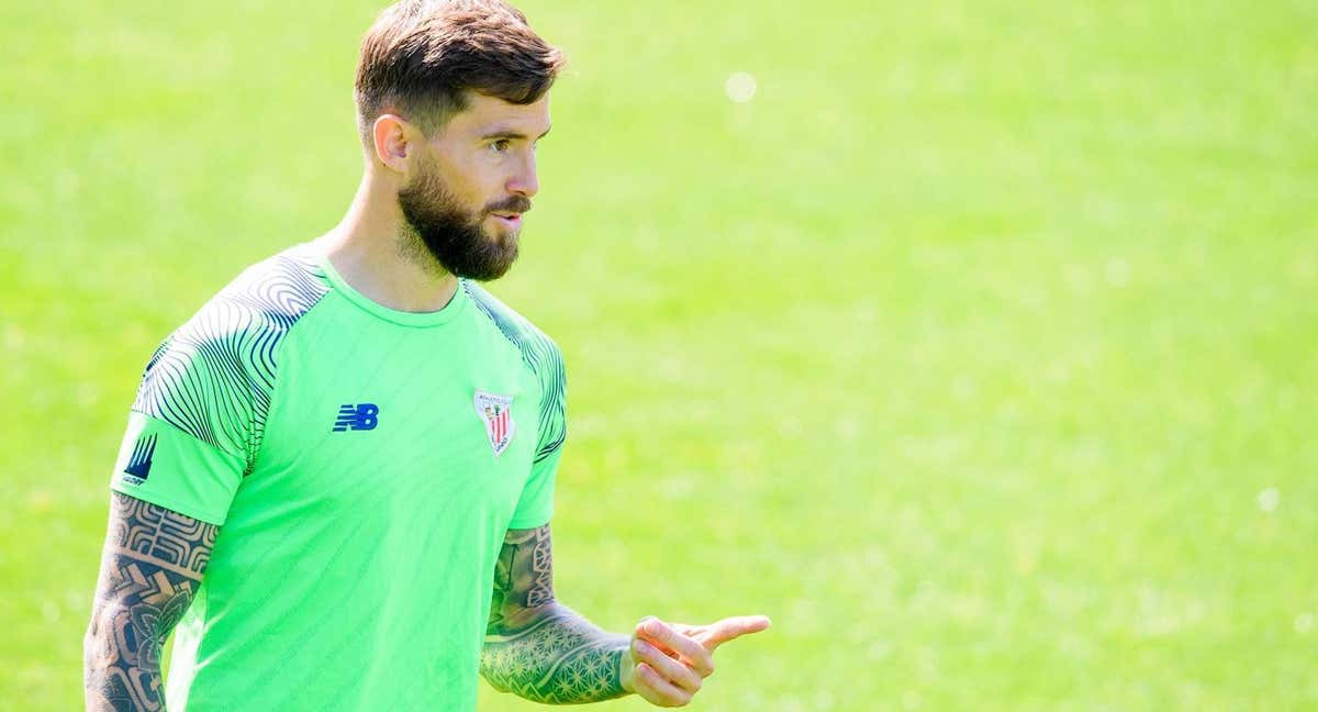 Iñigo Martínez, durante un entrenamiento en Lezama.