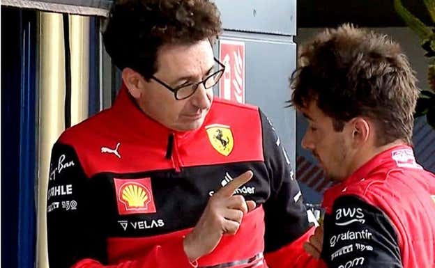 Mattia Binotto, ex jefe de Ferrari, y Charles Leclerc, tras el GP de Gran Bretaña 2022.  F1