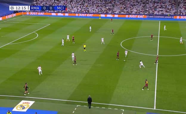 Se aprecia de nuevo el plan del Real Madrid, con Fede tapando la posible ruptura de Gündogan mientras Carvajal encima a Grealish y ambos centrales etán muy cerca de Haaland, sin dejarle respirar.