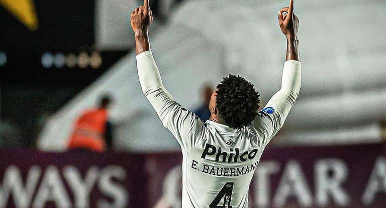 Bauermann durante un partido de Santos.