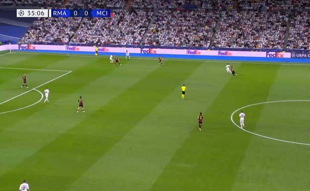 En la jugada del 1-0, Camavinga inicia muy abajo. El Real Madrid tiene distancioas muy largas y eso dificulta la presión del rival.