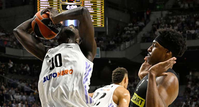 N'Diaye captura un rebote ante Leday.