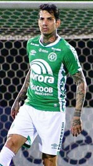 Víctor Ramos en un partido con Chapecoense.