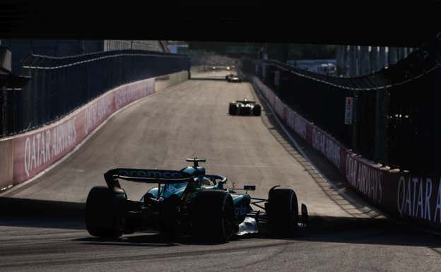 Fernando Alonso encara una de las rectas del GP de Miami 2023.  Aston Martin