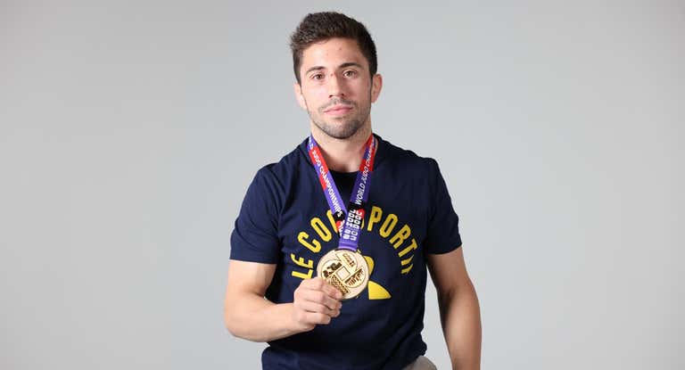Fran Garrigós ha visitado Relevo tras ser campeón del mundo.