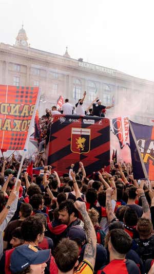 Los aficioandos del Genoa celebrando el ascenso a Seria A junto con los jugadores.  INSTAGRAM