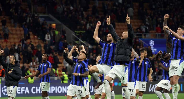 Jugadores del Inter celebran el triunfo en el primer partido de semifinales.