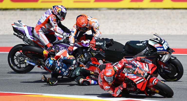 Marc Márquez, durante su caída tras tocar a Miguel Oliveira y a Jorge Martín en el GP de Portugal 2023 de MotoGP.