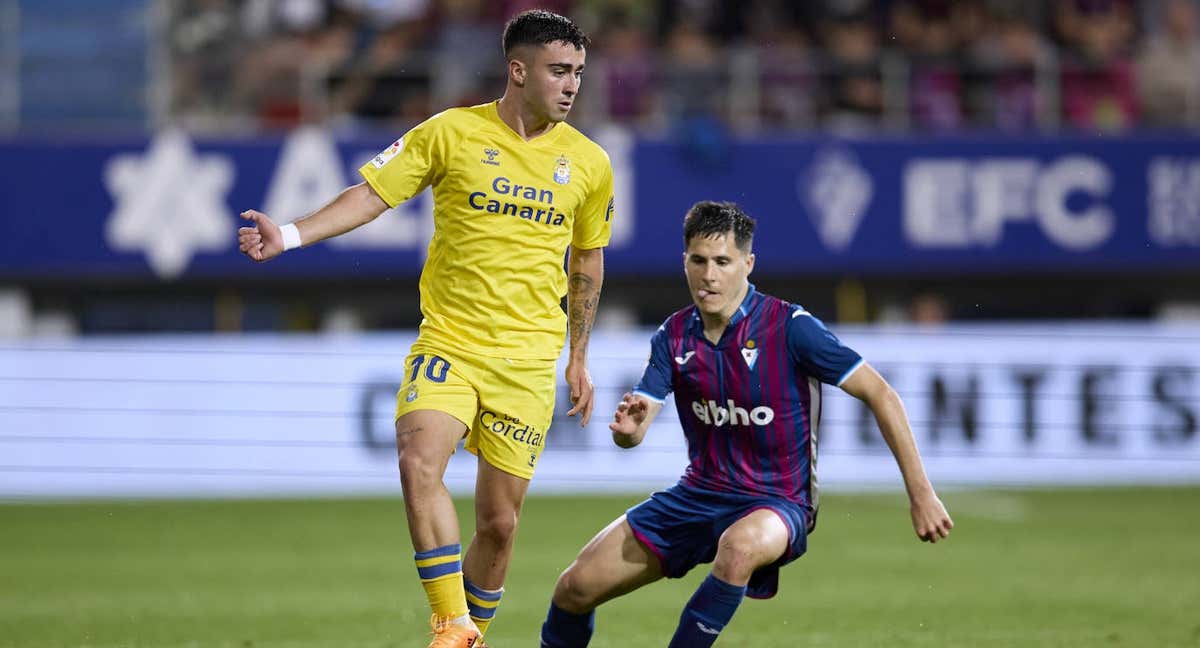 Alberto Moleiro de Las Palmas y Álvaro Tejero del Eibar se disputan el balón. /ION ALCOBA/QUALITY SPORT IMAGES/GETTY IMAGES