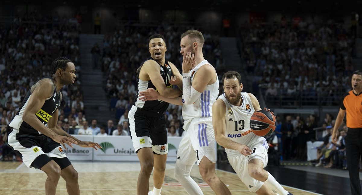 El Chacho, con la bola, en este quinto partido de los playoffs de la Euroliga del Real Madrid ante el Partizan. /GETTY IMAGES