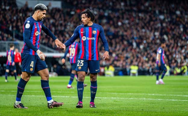 Araujo y Koundé se han repartido el sector derecho del esquema de Xavi. AGENCIAS
