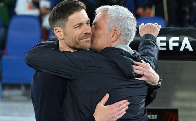 Mou y Xabi se saludan en la previa al partido.  EFE