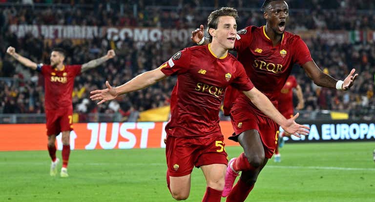 Bove celebra el gol ante el Leverkusen.