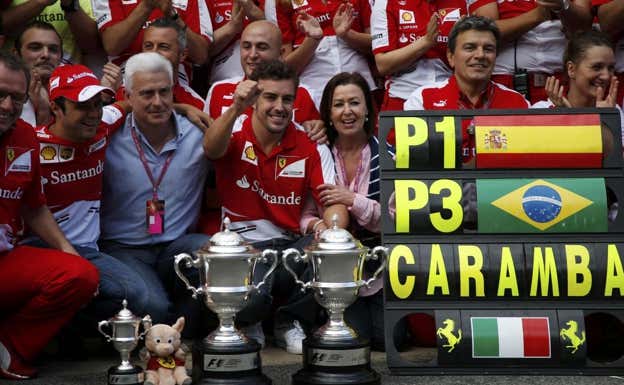 Fernando Alonso, junto a su padre, su madre, Felipe Massa y el resto del equipo Ferrari en Barcelona.  AFP