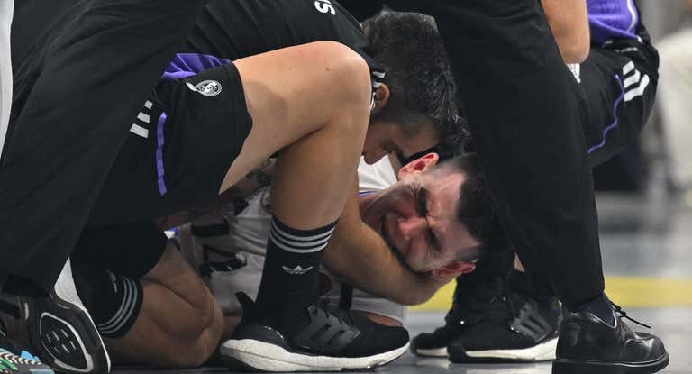 Gaby Deck en el suelo tras lesionarse contra el Partizan.