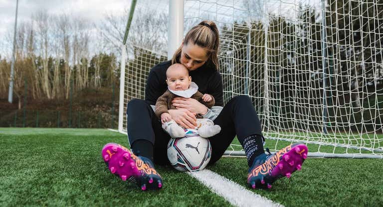 Sara Björk Gunnarsdóttir, jugadora de la Juventus, junto a su hijo.