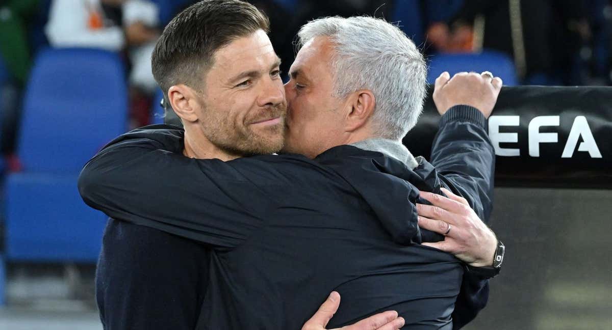 Mourinho da un beso a Xabi Alonso en su reencuentro.