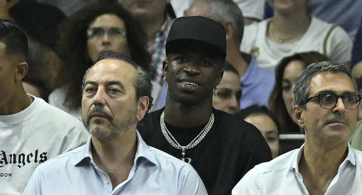Vinicius, en el Wizink Center, animando al Real Madrid de baloncesto./Getty