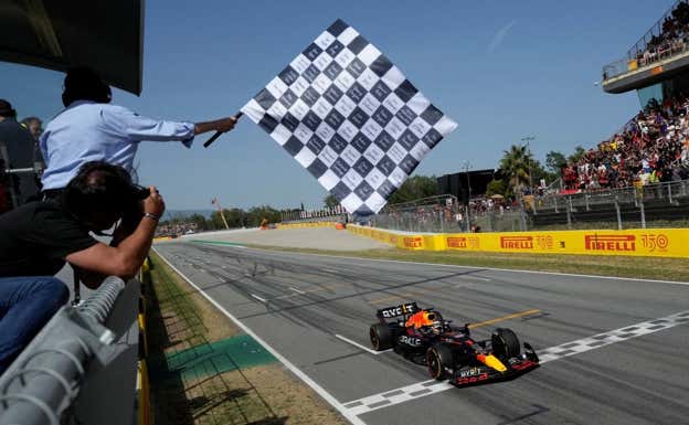 Max Verstappen cruza la bandera a cuadros en el Circuit de Barcelona-Catalunya en 2022.  AFP