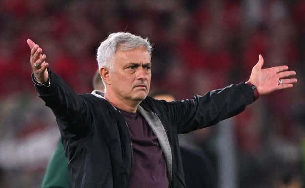 Mourinho, durante el partido contra el Bayer.  REUTERS