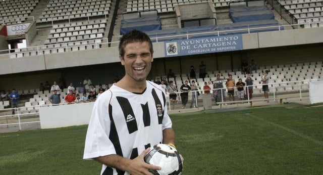 Las anécdotas del guapo oficial del fútbol español: “¿Cómo me va a molestar que me comparen con Brad Pitt?”