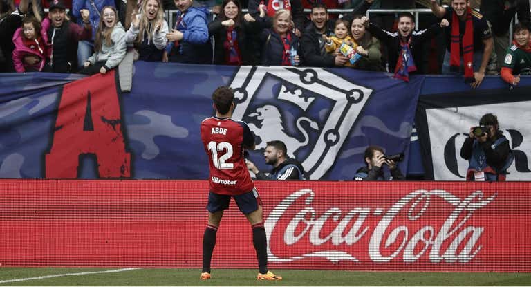 Abde celebra con la afición su golazo ante el Almería.