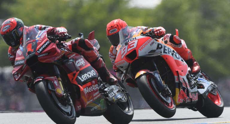 Pecco Bagnaia, por delante de Marc Marquez en los entrenamientos del GP de Lemans.