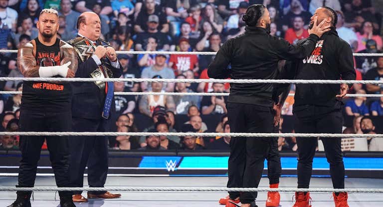 Roman Reigns empuja a Jimmy Uso durante el episodio de SmackDown.