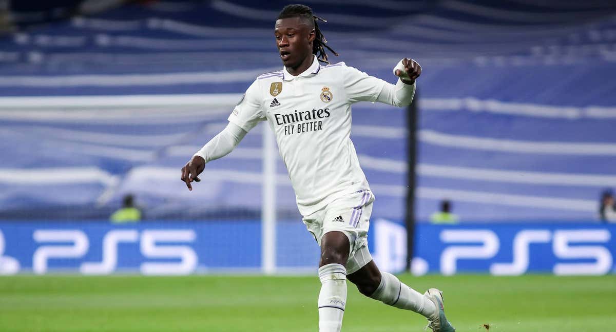 Camavinga conduce un balón en el partido de ida ante el Manchester City. /
