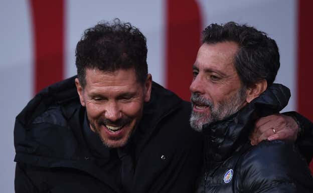 El 'Cholo' Simeone se abraza a Quique Sánchez Flores en un Atlético-Getafe.  Getty Images.