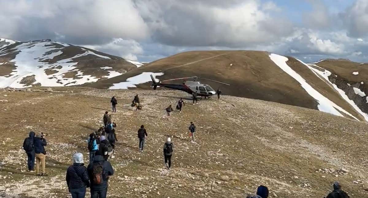 Ciclistas encaminándose al helicóptero en el Campo Imperatore.