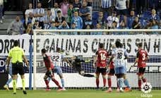 El Málaga alarga la agonía entre los pitos y la reivindicación de su afición