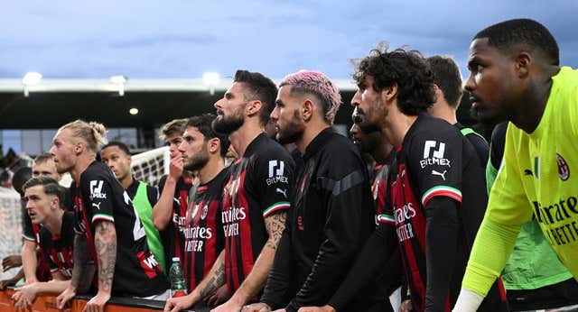 Insólita imagen de los ultras arengando al Milan tras caer ante la Spezia