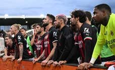 Insólita imagen de los ultras arengando al Milan tras caer ante la Spezia