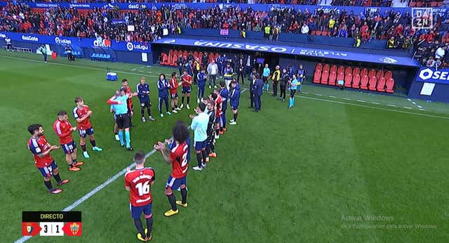 El gran gesto de Osasuna para despedir a Mateu Lahoz: le hicieron un pasillo ¡por iniciativa de los jugadores!