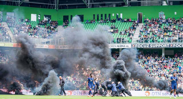 Las gradas manchan el renacer del fútbol en los Países Bajos: suspendido el Groningen – Ajax