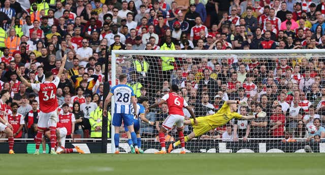 Al Arsenal se le apaga la llama y el City roza la Premier