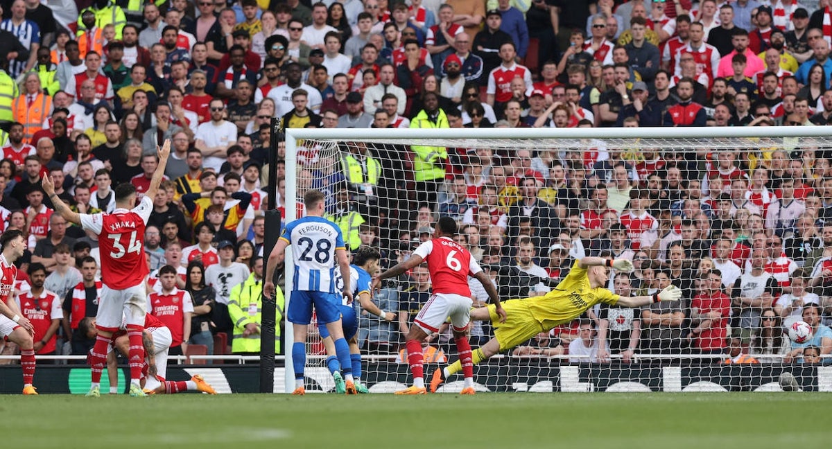Enciso marca el gol del Brighton.