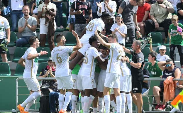 Los jugadores del Elche celebraron el 1-0, de Fidel, por todo lo alto.  AFP