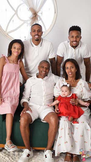 Eder Militao junto a su familia, incluida su hija, en brazos de su madre.  @militao_jr91